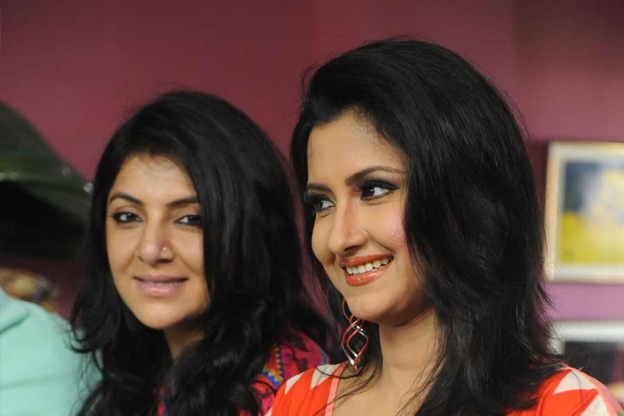 প্রায় দীর্ঘ ১৭ বছরের বন্ধুত্ব রয়েছে লকেট এবং রচনার। ‘কর্তব্য’ ছবিতে প্রথম বার একসঙ্গে কাজ করেছিলেন দু’জনে। তার পরে একের পর এক সিনেমায় একসঙ্গে কাজ করেছেন রচনা এবং লকেট। ‘মায়ের আঁচল’, ‘পরিবার’, ‘অগ্নি’, ‘ত্যাগ’— দু’বছরের মধ্যে পাঁচটি সিনেমায় একসঙ্গে অভিনয় করেছিলেন দু’জনে।