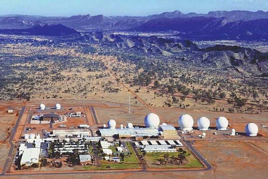 অস্ট্রেলিয়ার মধ্য এবং পশ্চিমাংশের একটা বড় এলাকা জুড়ে রয়েছে মরুভূমি। যা মূলত পাঁচ ভাগে বিভক্ত। মাঝের অংশে রয়েছে পাইন গ্যাপ। অবস্থানই এই ঘাঁটিকে গুরুত্বপূর্ণ করে তুলেছে।