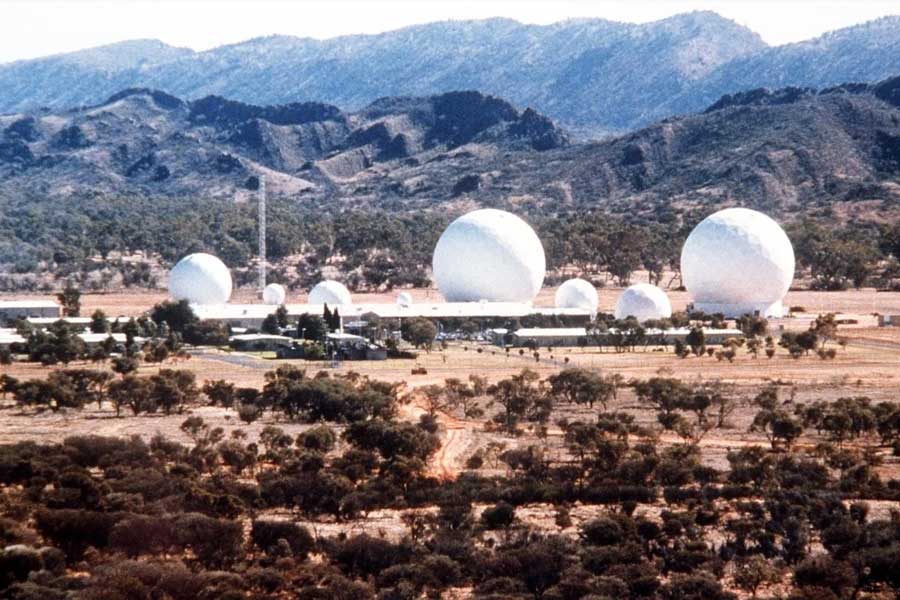 পাইন গ্যাপে অনেক অ্যান্টেনা বসানো আছে। কৃত্রিম উপগ্রহের দিকে তাক করা আছে সেই সব অ্যান্টেনা। উপগ্রহের সিগন্যাল অ্যান্টেনার মাধ্যমে গোয়েন্দাদের কাছে পৌঁছয়। পৃথিবীর কোথায় কখন কী ঘটছে, তার তথ্য চলে যায় ওয়াশিংটনে। কৃত্রিম উপগ্রহের সিগন্যালের নাগালও সমুদ্র থেকে পাওয়া সম্ভব নয়।