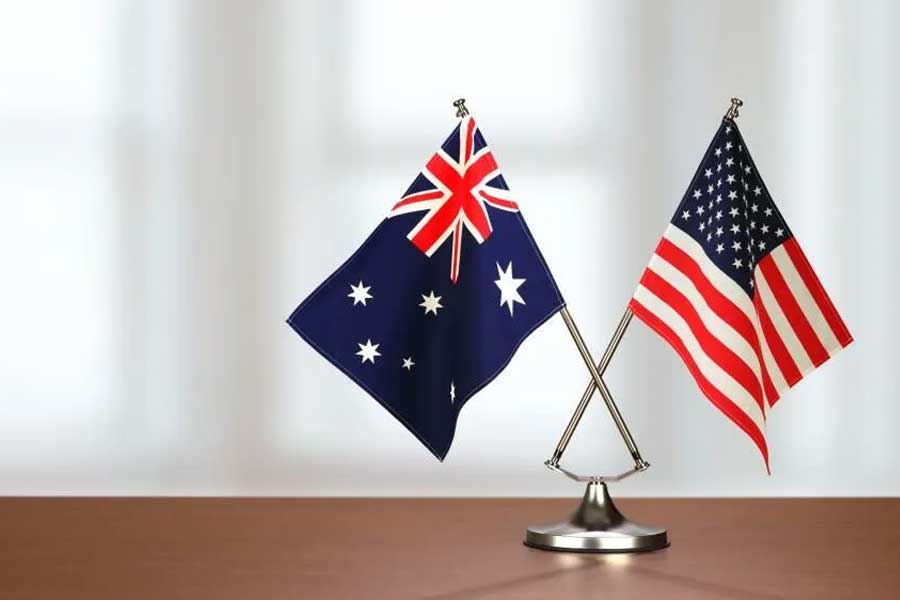 কেন গোয়েন্দাঘাঁটির জন্য অস্ট্রেলিয়াকেই বেছে নিল আমেরিকা? অনেকের মতে, নেপথ্যে রয়েছে অস্ট্রেলিয়ার সঙ্গে আমেরিকার দ্বিপাক্ষিক সম্পর্ক। দুই দেশের সম্পর্ক প্রথম থেকেই বন্ধুত্বপূর্ণ। তাই নিশ্চিন্তে অস্ট্রেলিয়ায় পাইন গ্যাপ তৈরি করতে পেরেছে আমেরিকা। এ ক্ষেত্রে বিশ্বাসঘাতকতার ঝুঁকি নেই। অস্ট্রেলিয়া সরকারের পূর্ণ সহযোগিতাও পাচ্ছেন আমেরিকার গোয়েন্দারা।