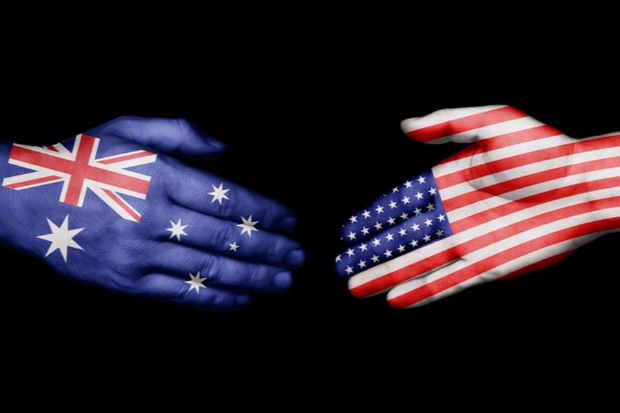 অস্ট্রেলিয়ার মধ্যভাগে ২৩.৮ ডিগ্রি দক্ষিণ অক্ষাংশ এবং ১৩৩.৭৪ ডিগ্রি পূর্ব দ্রাঘিমাংশে পাইন গ্যাপ অবস্থিত। পূর্বে ৬০ ডিগ্রি এবং পশ্চিমে ১৫৩ ডিগ্রি দ্রাঘিমাংশের মধ্যে থাকা যে কোনও কৃত্রিম উপগ্রহের অবাধ সিগন্যালের জন্য এই অবস্থান উৎকৃষ্ট।