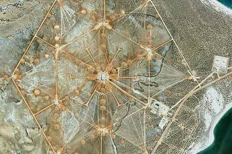 অস্ট্রেলিয়ার সঙ্গে চুক্তির ভিত্তিতে ১৯৭০ সাল থেকে এই আমেরিকান গুপ্তচর ঘাঁটির কার্যকলাপ শুরু হয়। সে সময়ে বহু আমেরিকান পরিবার অস্ট্রেলিয়ায় চলে এসেছিল। সেই থেকে তাঁরা সেখানেই বাস করছেন।