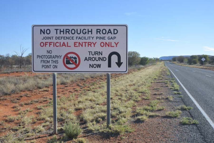 আমেরিকার বিভিন্ন গুপ্তচর সংস্থা বর্তমানে পাইন গ্যাপ থেকে ন’টি জিয়োসিংক্রোনাস স্যাটেলাইট নিয়ন্ত্রণ করে। সেখান থেকে সিগন্যাল ধরার জন্য রয়েছে ৪০টি আলাদা অ্যান্টেনা।