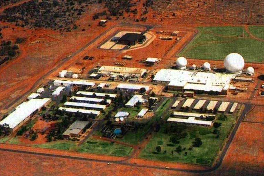 এই স্যাটেলাইটগুলি পৃথিবীর সঙ্গে একই দিকে প্রায় একই ভাবে ঘুরে চলেছে। ফলে এগুলি থেকে পাঠানো সিগন্যালের তথ্য প্রায় ১০০ শতাংশ সঠিক হিসাবে ধরা হয়। একই সময়ে এক জায়গা থেকে পৃথিবীর বিস্তীর্ণ অংশ দেখা যায় এই স্যাটেলাইটের মাধ্যমে।