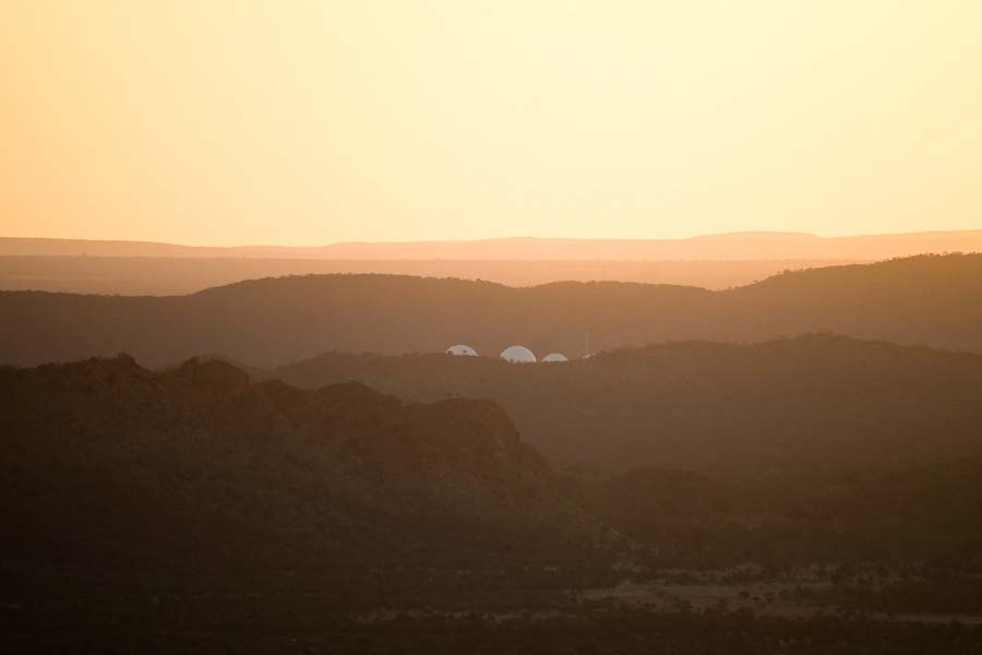 পাইন গ্যাপ দ্বারা নিয়ন্ত্রিত স্যাটেলাইট ওরিয়ন-৫ পশ্চিম ভারত মহাসাগরীয় অঞ্চলে, ওরিয়ন-৭ ইন্দোনেশিয়ান দ্বীপ সুমাত্রার পশ্চিমাংশে এবং ওরিয়ন-৩ ইন্দোনেশিয়ান দ্বীপ সুলাউইসির পশ্চিম দিকের উপর থেকে নজরদারি চালায়।