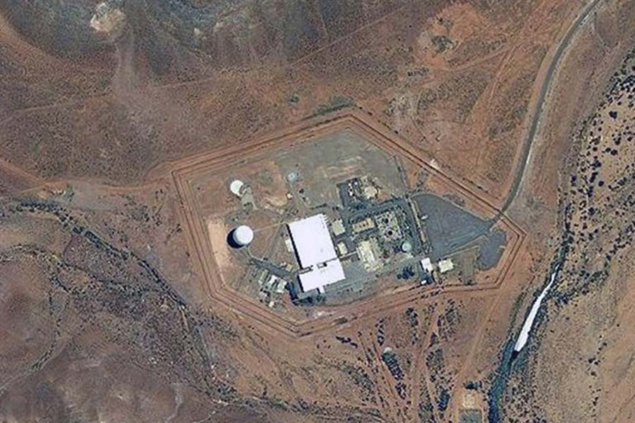 পাইন গ্যাপ থেকে যে স্যাটেলাইটগুলি নিয়ন্ত্রণ করা হয়, তারা আদতে কী করে, তা সংশ্লিষ্ট কর্তৃপক্ষ ছাড়া কেউ জানেন না। সিগন্যাল সম্বন্ধে কাকপক্ষীকেও কিছু টের পেতে দেন না গোয়েন্দারা। চূড়ান্ত গোপনীয়তাই পাইন গ্যাপের নিত্যসঙ্গী।