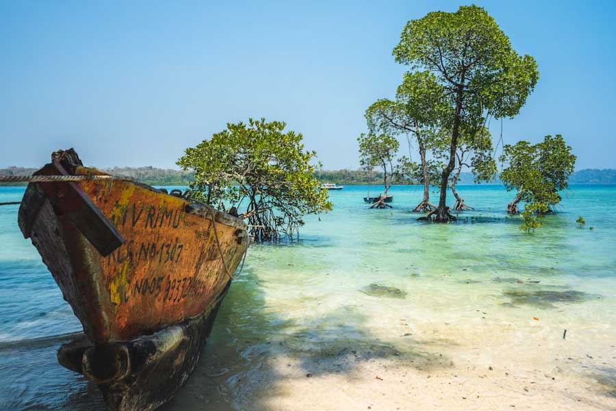 What is the dispute between India and Sri Lanka over Katchatheevu island