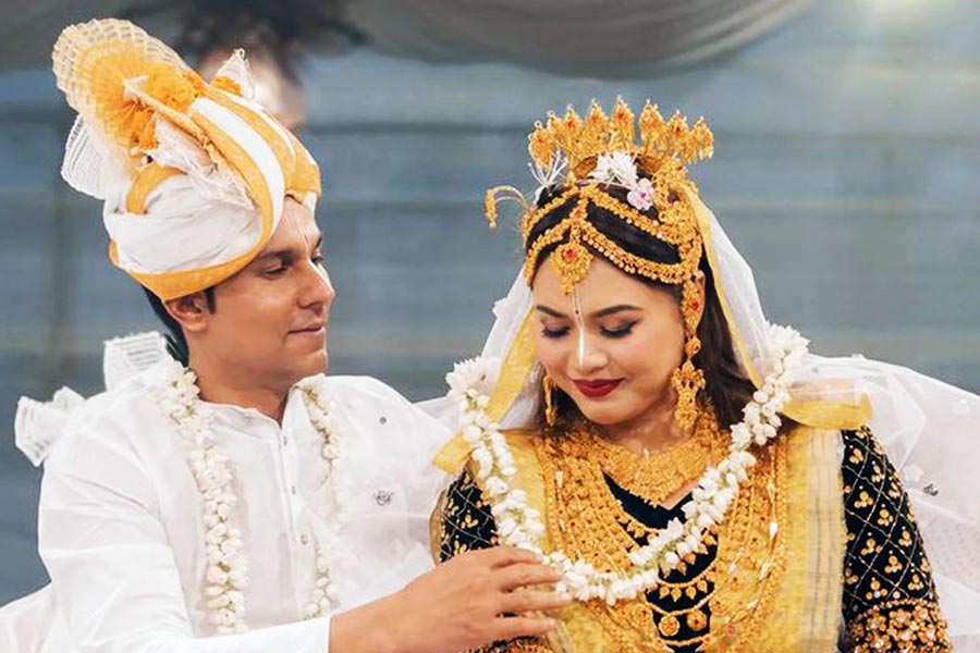 ২০২৩ সালের নভেম্বর মাসে দীর্ঘকালীন প্রেমিকা লিন লাইশ্রমকে বিয়ে করেছেন অভিনেতা। কিন্তু তাঁর সঙ্গে সুস্মিতা সেনের সম্পর্ক নিয়ে চর্চা হয় এখনও। বেশ কয়েক বছর সুস্মিতার সঙ্গে সম্পর্কে ছিলেন রণদীপ। তবে বিচ্ছেদ হয়ে যাওয়ার ঘটনা অভিনেতা তাঁর জীবনের ‘সেরা মুহূর্ত’ বলে দাবি করেন।