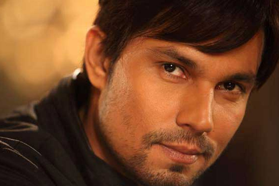 ২০০১ সালে ‘মনসুন ওয়েডিং’ ছবিতে অভিনয় করে বড় পর্দায় পা রাখেন রণদীপ। তার আগে মডেল হিসাবে জনপ্রিয় ছিলেন তিনি। ‘ডি’, ‘ডরনা জরুরি হ্যায়’, ‘রিস্ক’, ‘রুবারু’, ‘লভ খিচড়ি’ নামের একাধিক হিন্দি ছবিতে অভিনয় করতে দেখা যায় রণদীপকে।