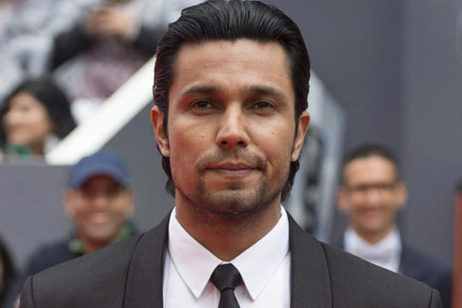 শুধু হিন্দি ছবিতেই নয়, রণদীপ অভিনয় করেছেন ইংরেজি ভাষার ছবিতেও। ২০২০ সালে নেটফ্লিক্স ওটিটি প্ল্যাটফর্মে মুক্তি পায় ‘এক্সট্র্যাকশন’। এই ছবিতে ক্রিস হেমসওয়ার্থের মতো হলি অভিনেতার সঙ্গে অভিনয় করেন রণদীপ।