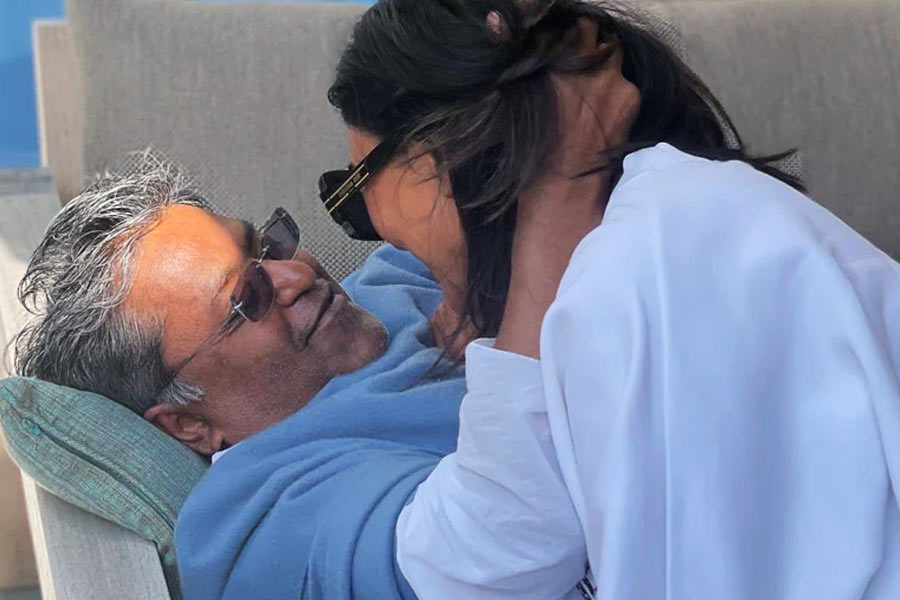 পরে অবশ্য ললিত সমাজমাধ্যম থেকে তাঁর সঙ্গে সুস্মিতার ছবি সরিয়ে নেন। ললিতের সঙ্গে যে সুস্মিতার সম্পর্কে দাঁড়ি পড়েছে, এই ঘটনা মনে হয় তারই ইঙ্গিত বহন করেছিল। তবে এখন সুস্মিতার সঙ্গে প্রায় সব জায়গায় দেখা যায় রোহমানকে। যদিও দু’জনেই দাবি করেন, তাঁরা সম্পর্কে নেই। ভাল বন্ধু হিসাবে একে অপরের সঙ্গে রয়েছেন।