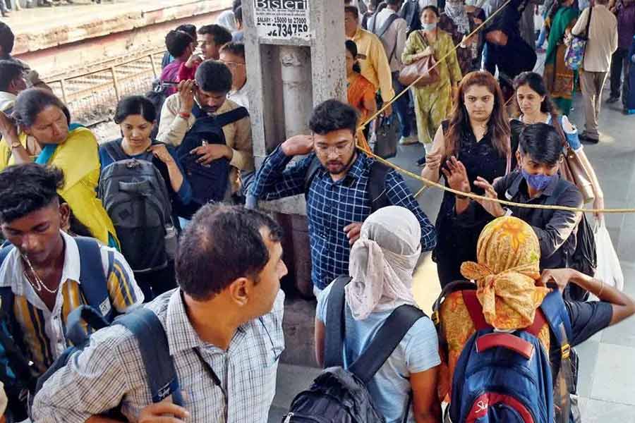 Maharashtra Man help lost Commuters to find train in Mumbai rail station