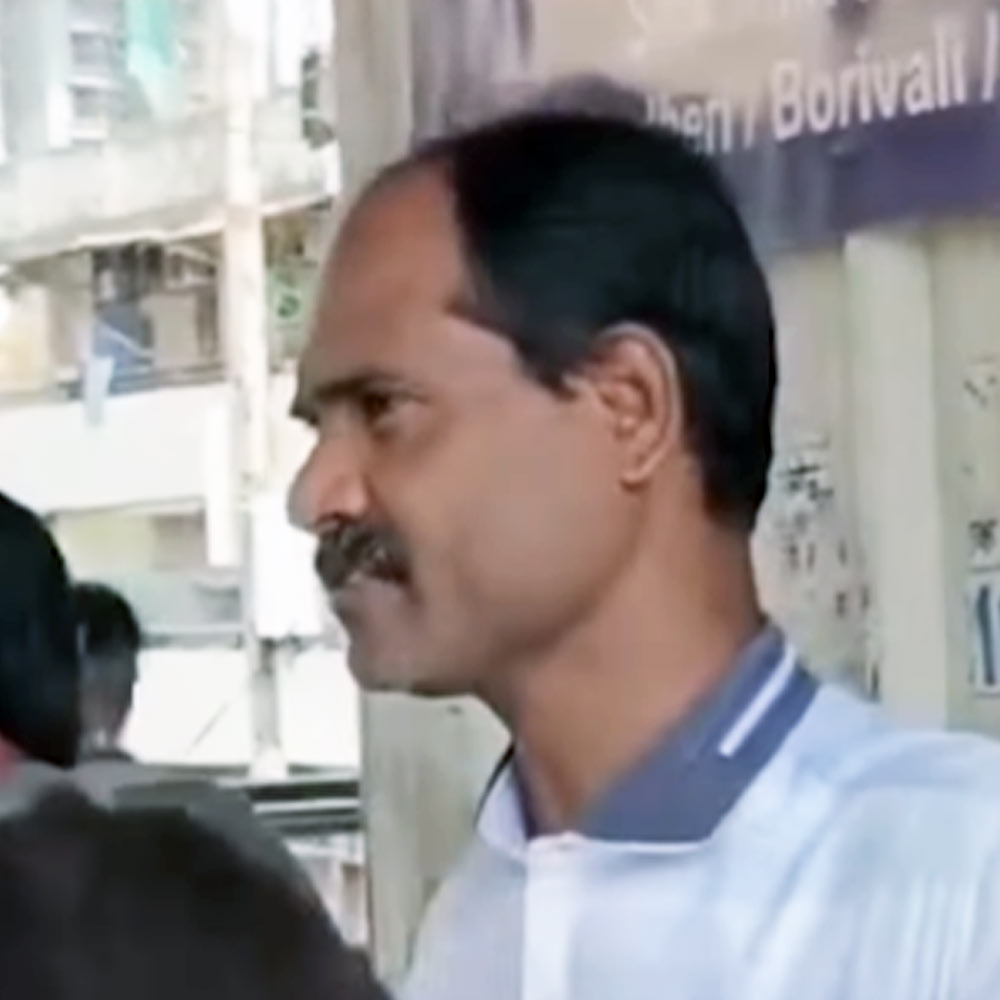 Maharashtra Man help lost Commuters to find train in Mumbai rail station