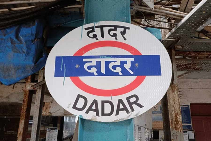 Maharashtra Man help lost Commuters to find train in Mumbai rail station