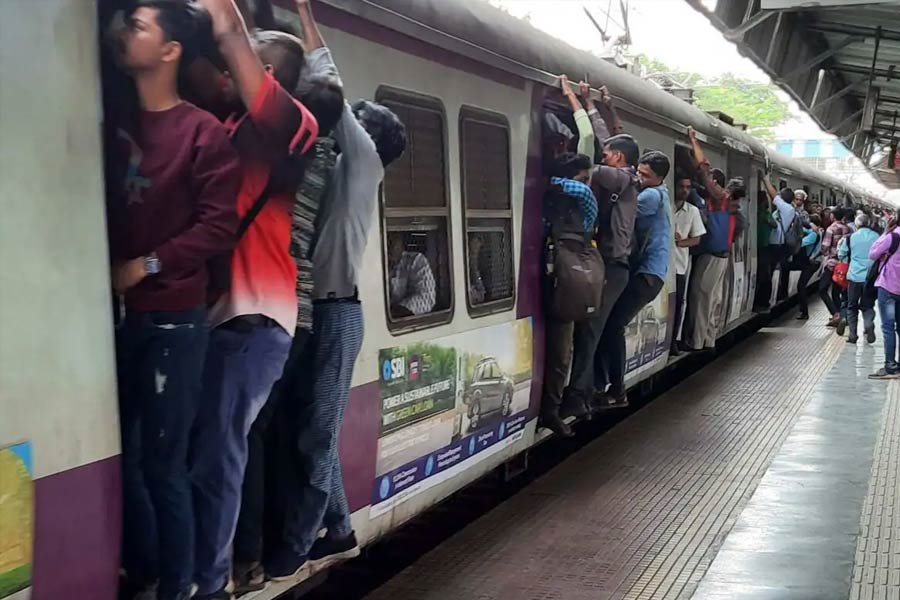 Maharashtra Man help lost Commuters to find train in Mumbai rail station