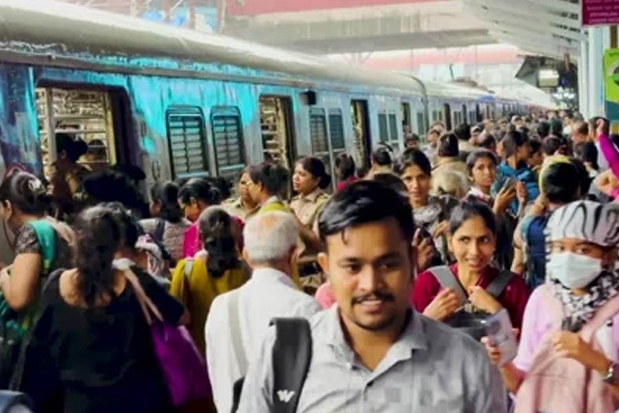 Maharashtra Man help lost Commuters to find train in Mumbai rail station