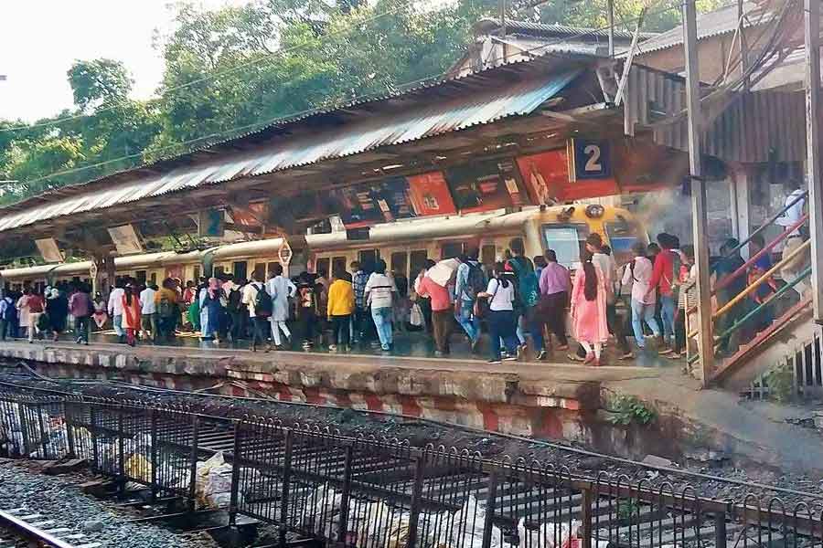 Maharashtra Man help lost Commuters to find train in Mumbai rail station