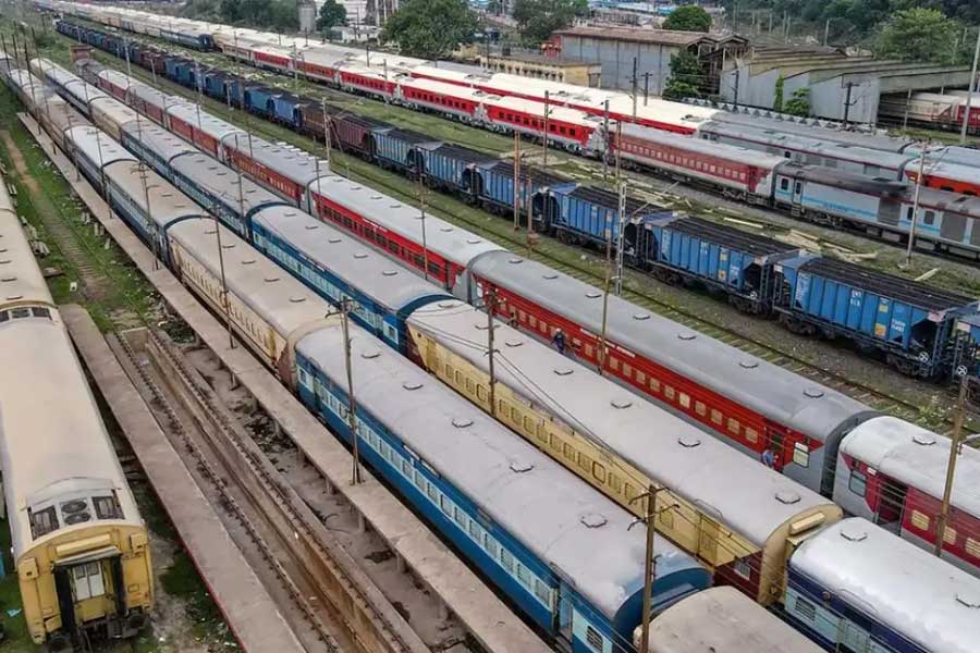 Maharashtra Man help lost Commuters to find train in Mumbai rail station