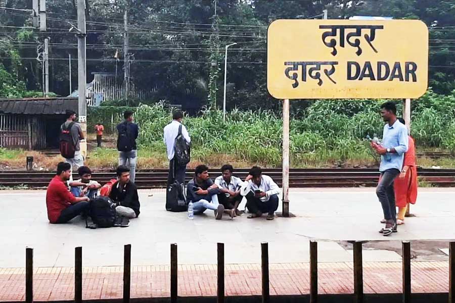 Maharashtra Man help lost Commuters to find train in Mumbai rail station