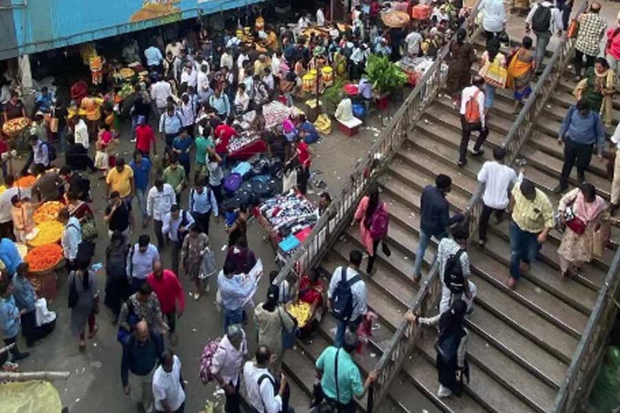 Maharashtra Man help lost Commuters to find train in Mumbai rail station