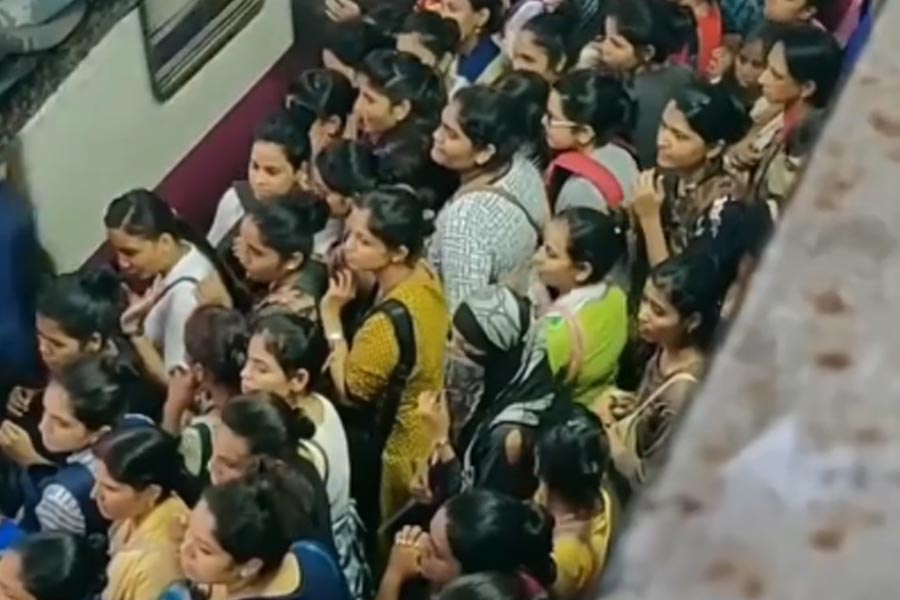 Maharashtra Man help lost Commuters to find train in Mumbai rail station