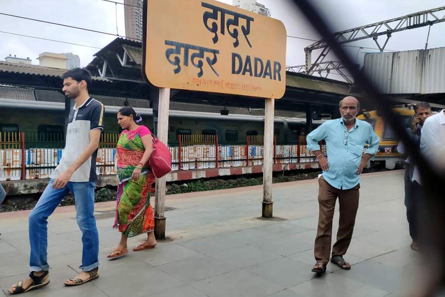 Maharashtra Man help lost Commuters to find train in Mumbai rail station