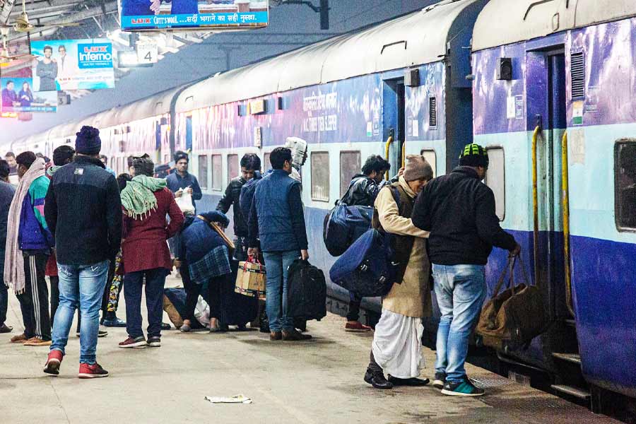 Maharashtra Man help lost Commuters to find train in Mumbai rail station