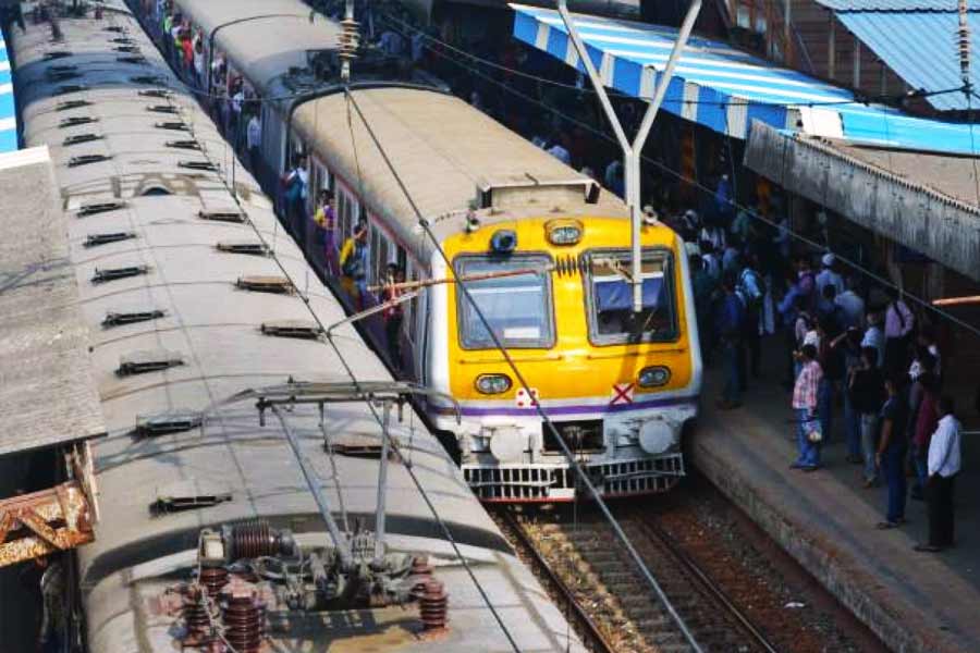 Maharashtra Man help lost Commuters to find train in Mumbai rail station