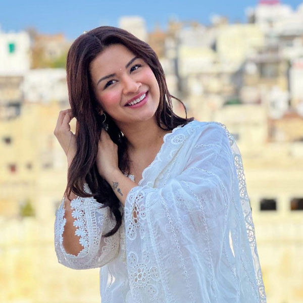 ছোট পর্দায় বিভিন্ন নামী সংস্থার বিজ্ঞাপনে অভিনয় করেন অবনীত। এক সময় হিন্দি টেলিভিশনজগতের সর্বোচ্চ উপার্জনকারী শিশু অভিনেতাদের তালিকায় শীর্ষে নাম লিখিয়েছিলেন তিনি।