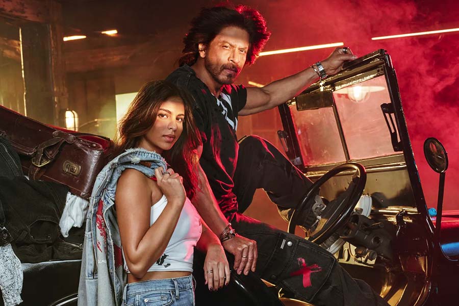 বিনোদনজগতে পা রাখলেও অভিনয় নয়, ক্যামেরার পিছনেই কাজ করছেন আরিয়ান। পোশাক সংস্থা খুলে নিজের ব্যবসাও শুরু করেছেন তিনি। সেই সংস্থার বিজ্ঞাপনী প্রচারের মুখ শাহরুখ এবং শাহরুখের কন্যা সুহানা খান।