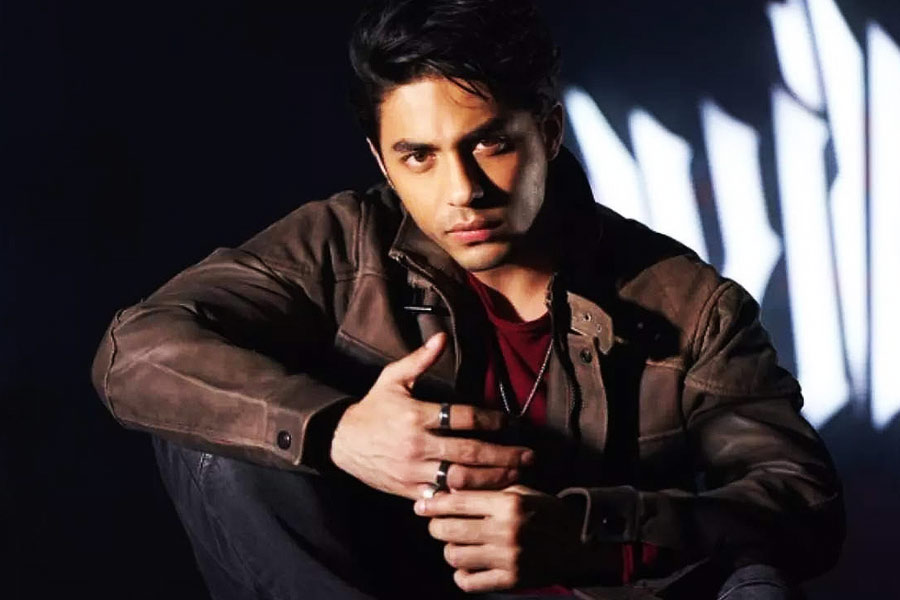 কানাঘুষো শোনা যাচ্ছে, লারিসার মাকে নাকি তাঁর জন্মদিনে উপহারও পাঠিয়েছেন আরিয়ান। তা-ও আবার উপহার হিসাবে দিয়েছেন নিজের ব্র্যান্ডের পোশাক। 