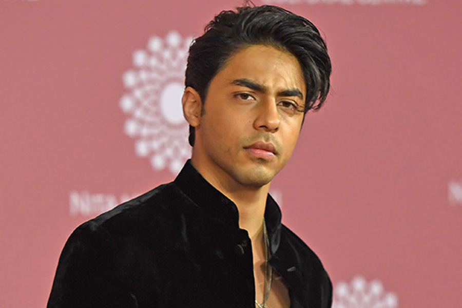 বর্তমানে নিজের প্রথম ওয়েব সিরিজ়ের কাজ নিয়ে ব্যস্ত রয়েছেন আরিয়ান। ঘনিষ্ঠ সূত্রের দাবি, ‘‘আরিয়ান যেমন সমালোচনা সহ্য করতে পারেন, ঠিক তেমনই অন্যের মতামতকে গুরুত্ব দেন। দিন কয়েক আগেই একটি দৃশ্যে মনের মতো শট পাচ্ছিলেন না তিনি। তখন পুরনো সব কলাকুশলীদের পরামর্শ অনুযায়ী শট নেন। শাহরুখের পুত্র বলে বিন্দুমাত্র অহঙ্কার নেই আরিয়ানের মধ্যে।’’