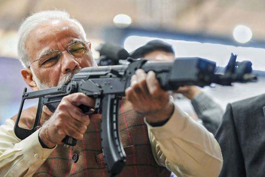 দেশের আর পাঁচটা ক্ষেত্রের মতো প্রতিরক্ষা ক্ষেত্রেও ক্রমশ ‘আত্মনির্ভর’ হয়ে উঠছে ভারত। এক সময় বিশ্বের উন্নত দেশগুলির অস্ত্রের জন্য মুখাপেক্ষী থাকা ভারত বর্তমানে বিশ্বের ৮৫টি দেশকে অস্ত্র বিক্রি করছে।