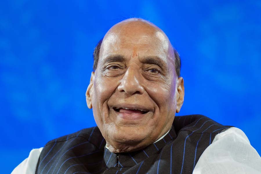 গত সোমবার ‘ফার্স্ট পোস্ট’-এর একটি অনুষ্ঠানে গিয়ে দেশের প্রতিরক্ষামন্ত্রী রাজনাথ সিংহ জানিয়েছেন, বিভিন্ন দেশে প্রতিরক্ষা সরঞ্জাম বিক্রির অঙ্ক এ বারেই প্রথম ২১ হাজার কোটি টাকার অঙ্ক ছুঁয়েছে।