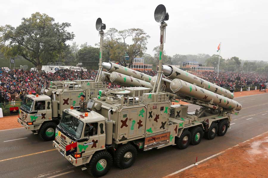 ২০২২-২৩ অর্থবর্ষে ১৬ হাজার কোটি টাকার প্রতিরক্ষা সামগ্রী রফতানি করেছিল ভারত। ২০২৩-২৪ অর্থবর্ষে সেই অঙ্ক ৩২.৫ শতাংশ বৃদ্ধি পেয়েছে, যাকে ‘আকর্ষণীয় উত্থান’ বলে অভিহিত করেছেন রাজনাথ।