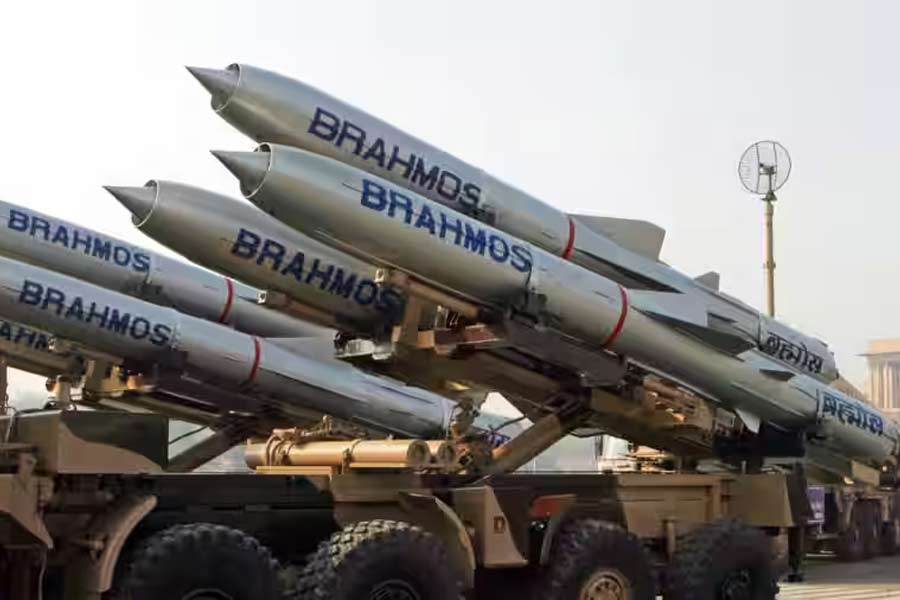 আন্তর্জাতিক বাজারে সবচেয়ে বেশি চাহিদা রয়েছে ভারতের ব্রহ্মস ক্ষেপণাস্ত্রের। তা ছাড়া ডর্নিয়ের-২২৮ যুদ্ধবিমান, রকেট লঞ্চার, অগ্নিনির্বাপণ যন্ত্র, রাতেও দেখা যায় এমন বাইনোকুলার, শত্রুর গতিবিধি লক্ষ করা যায় এমন র‌‌্যাডার-সহ একাধিক সামগ্রী বিভিন্ন দেশকে বিক্রি করে ভারত। 