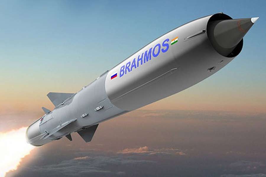 ভারত এবং রাশিয়া যৌথ ভাবে তৈরি করেছে ব্রহ্মস ক্ষেপণাস্ত্র। একটি সংবাদমাধ্যমের প্রতিবেদনে প্রকাশ, সম্প্রতি ভিয়েতনাম এই ক্ষেপণাস্ত্র কেনার বিষয়ে আগ্রহ দেখিয়েছে। এই তালিকায় রয়েছে ইন্দোনেশিয়াও।