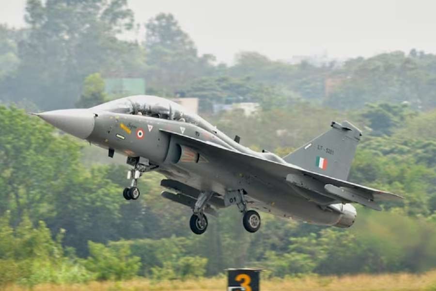 রাষ্ট্রায়ত্ত সংস্থা হিন্দুস্তান অ্যারোনটিক্স লিমিটেড (হ্যাল) গত ডিসেম্বরে জানায়, তেজস যুদ্ধবিমান রফতানি করার বিষয়ে তারা আর্জেন্টিনা, ফিলিপাইনস, নাইজেরিয়া-সহ মোট ছ’টি দেশের সঙ্গে কথা বলছে। হ্যালের এক পদস্থ কর্তা জানিয়েছেন, তাঁদের লক্ষ্য আগামী কয়েক বছরের মধ্যে অস্ত্র রফতানির অঙ্ক ২৫০০ কোটি টাকায় নিয়ে যাওয়া।