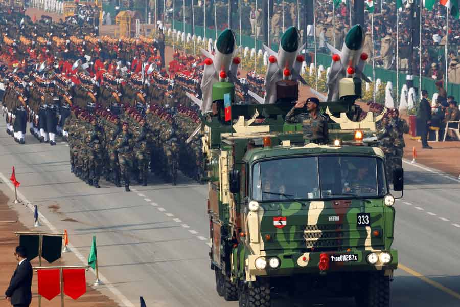 অস্ত্র কেনার নিরিখে এখনও বিশ্বের পয়লা নম্বর দেশ ভারত। ইন্টারন্যাশনাল পিস রিসার্চ ইনস্টিটিউটের পরিসংখ্যান অনুযায়ী, ২০১৯ থেকে ২০২৩ সাল পর্যন্ত ভারত গোটা বিশ্বের ৯.৮ শতাংশ অস্ত্র আমদানি করেছে। 