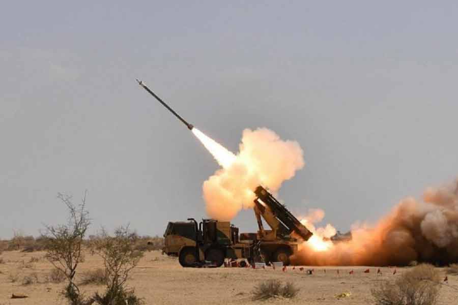 ভারত অবশ্য এই পরনির্ভরতা ক্রমশ কমাতে চাইছে। দেশীয় প্রযুক্তিতে কিংবা অন্য দেশের সঙ্গে যৌথ ভাবে প্রতিরক্ষা সামগ্রী তৈরি করার জন্য রাষ্ট্রায়ত্ত সংস্থার পাশাপাশি উৎসাহিত করা হচ্ছে সংশ্লিষ্ট কাজে পূর্ব অভিজ্ঞতা থাকা বেসরকারি সংস্থাকেও। 