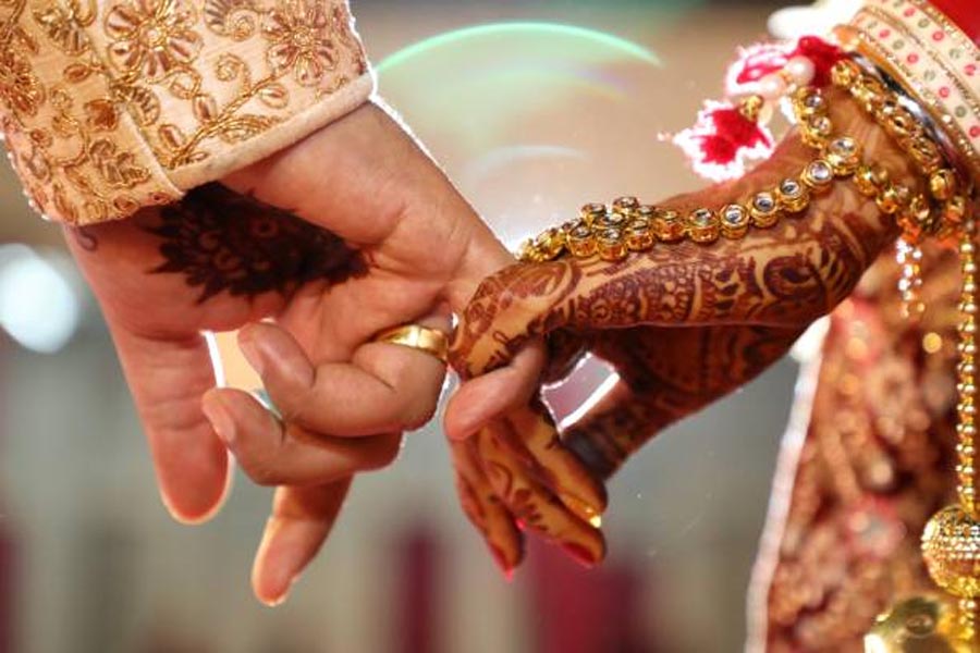 Mumbai Woman look for a groom who should earn at least one crore