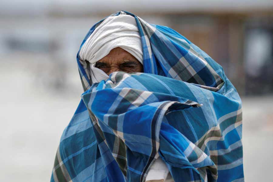 মৌসম ভবন সূত্রে খবর, চলতি বছরে অন্যান্য বছরের তুলনায় বেশি গরম পড়ার আশঙ্কা রয়েছে। শুধু তা-ই নয়, এপ্রিল থেকে জুন মাস পর্যন্ত দেশের কয়েকটি রাজ্যে বার বার তাপপ্রবাহের পরিস্থিতি তৈরি হতে পারে। এমনকি, দেশ জুড়ে দীর্ঘ সময় ধরে তাপপ্রবাহ চলতে পারে বলেও আশঙ্কা রয়েছে।