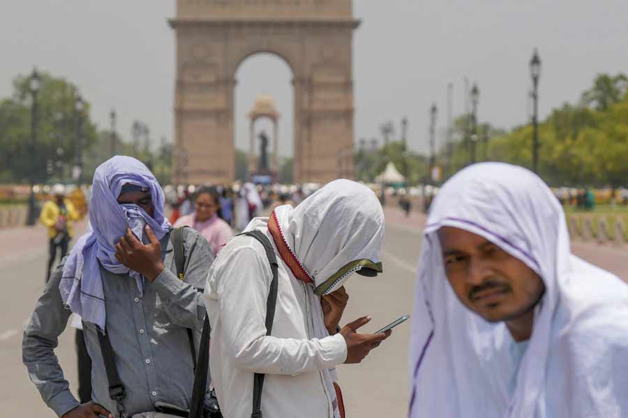 মৌসম ভবনের তরফে জানানো হয়েছে, এপ্রিল থেকে জুন মাসের মধ্যে অধিকাংশ রাজ্যের তাপমাত্রা ৪০ ডিগ্রি সেলসিয়াসের গণ্ডি ছুঁয়ে ফেলতে পারে। তার পাশাপাশি আরও এক ধরনের তাপপ্রবাহের পরিস্থিতি লক্ষ করা যেতে পারে ভারতে।