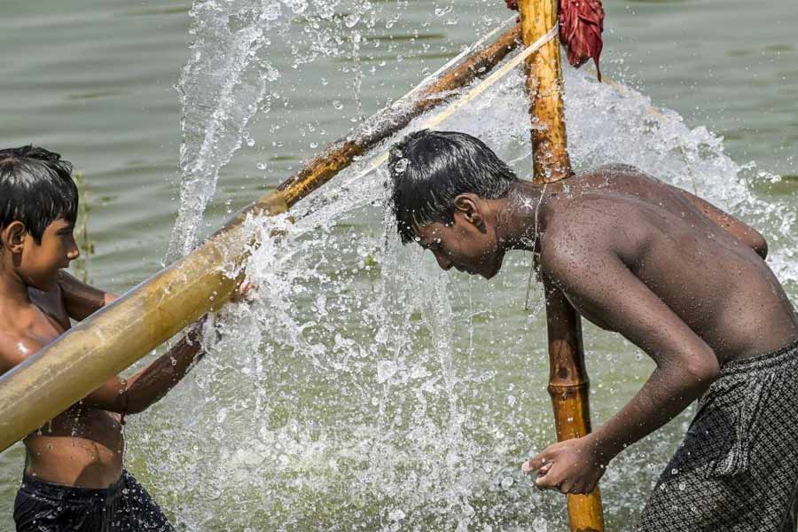 ভারতের কোনও কোনও রাজ্যে দীর্ঘ দিন ধরে তাপমাত্রা একই রকম থাকলে হঠাৎ করে তাপমাত্রার পারদ এক লাফে ৫ থেকে ১০ ডিগ্রি সেলসিয়াস বৃদ্ধি পাওয়ার সম্ভাবনা রয়েছে বলে জানিয়েছে মৌসম ভবন।