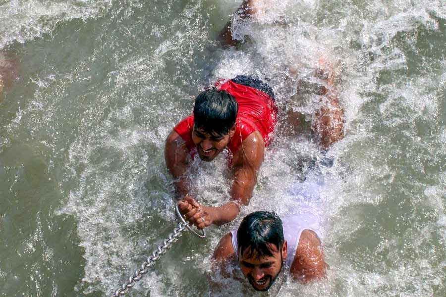 অতিরিক্ত গরম এবং অস্বস্তিকর আবহাওয়া তৈরির ফলে মানুষের কষ্ট তো হবেই, এর প্রভাব পড়তে পারে জিডিপির উপরেও।