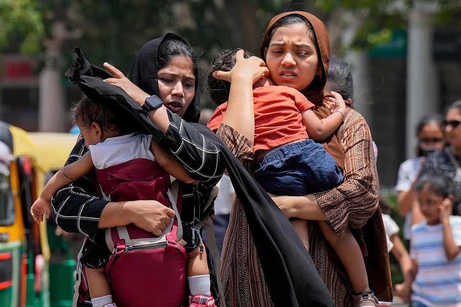 বিশেষজ্ঞদের একাংশের দাবি, কোনও বছর অতিরিক্ত গরম পড়লে ভবিষ্যতে দেশের জিডিপি কমে যাওয়ার আশঙ্কা থাকে। তাঁরা জানান, যে বছর তাপমাত্রা ক্রমাগত বৃদ্ধি পেয়ে তাপপ্রবাহের পরিস্থিতি তৈরি হয়, তার ১০ বছর পর দেশের জিডিপি ২ শতাংশ কমে যাওয়ার আশঙ্কা থাকে।