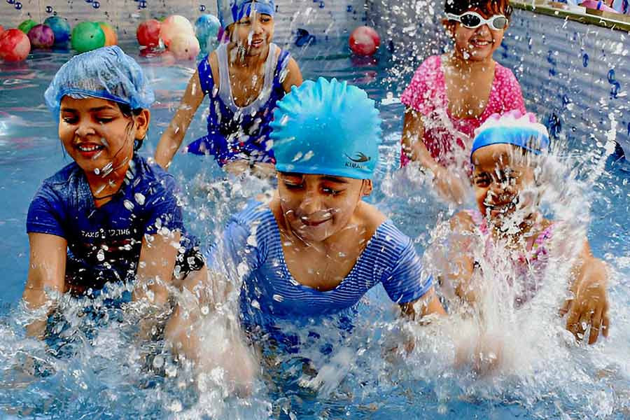 ফিল্মজগতের ব্যবসার উপর দেশের জিডিপির অনেকটাই নির্ভর করে বলে দাবি করেন বিশেষজ্ঞেরা। গরমে খুব কম ছবির আউটডোর শুটিং হয় বলে জানিয়েছেন তাঁরা। তারকারা ছাড়াও ফিল্মজগতের সঙ্গে যুক্ত অন্য কর্মীরাও সূর্যের তেজ বাড়তে থাকলে নাকি বাইরে শুট করা এড়িয়ে চলেন। 