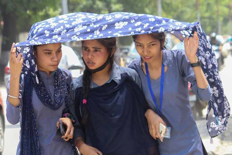 সাধারণত দুপুর ১টা থেকে বিকেল ৪টে পর্যন্ত চাঁদিফাটা রোদে শুটিং করাও সমস্যাজনক হয়ে পড়ে। অধিকাংশ ক্ষেত্রে ইন্ডোর শুটিংয়ের দ্বারস্থ হন ছবিনির্মাতারা। 