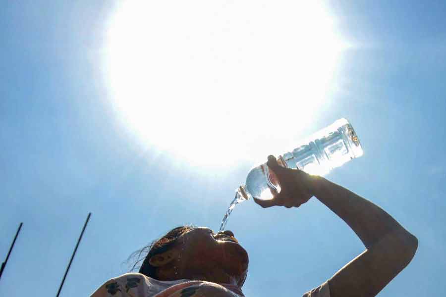 অতিরিক্ত গরমের ফলে ফসলের উৎপাদনেও বাধা পড়ে। ফসল কম উৎপাদন হলে তারও প্রভাব পড়ে জিডিপির উপর। সর্বোচ্চ তাপমাত্রা একটি নির্দিষ্ট মাত্রার চেয়ে বৃদ্ধি পেলে ফসলের উৎপাদন কমতে শুরু করে।