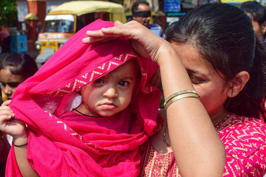 কিন্তু এপ্রিলের শুরু থেকেই যদি তাপমাত্রা বৃদ্ধি পেতে থাকে, তা হলে সমস্যার সম্মুখীন হন কৃষকেরা। কারণ, সেই সময় জমি থেকে ফসল তোলেন তাঁরা। তাপমাত্রা হঠাৎ বৃদ্ধি পাওয়ার কারণে ফসল পাকতে দেরি হতে পারে বলেও দাবি করেন বিশেষজ্ঞেরা।